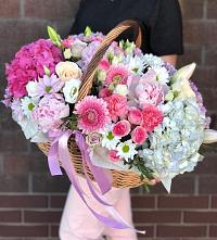 Цветочная композиция из Розы, Хризантемы, Пионы и Лизиантусы в корзине в Мичурине Республика Дагестан