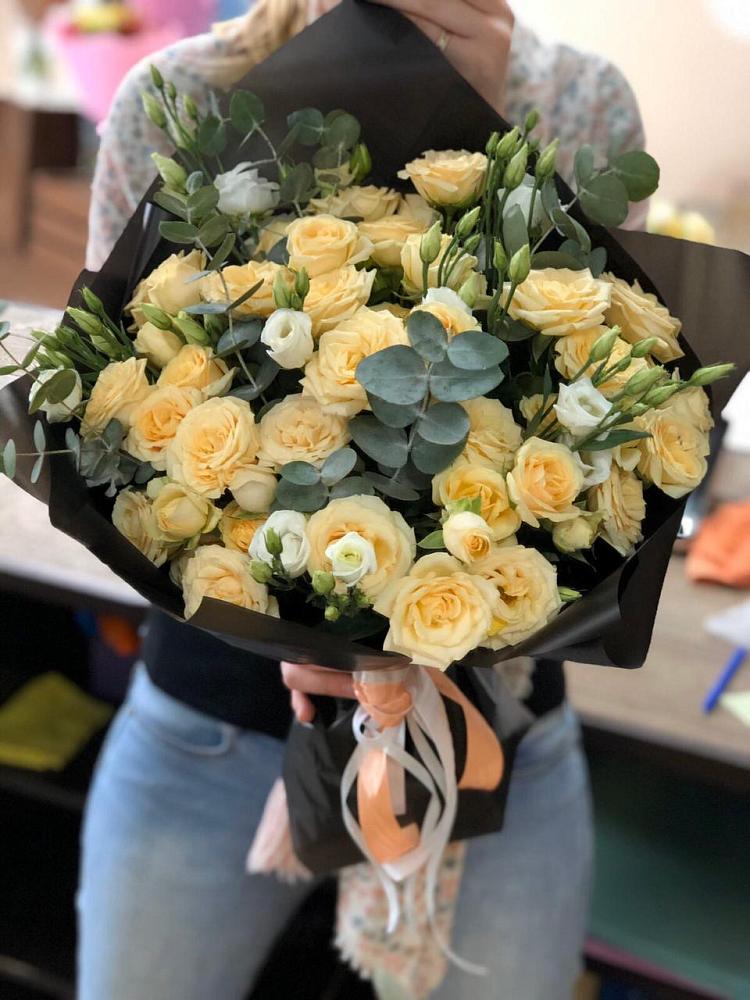 Букет цветов из: Розы и Лизиантусы в Мичурине Республика Дагестан