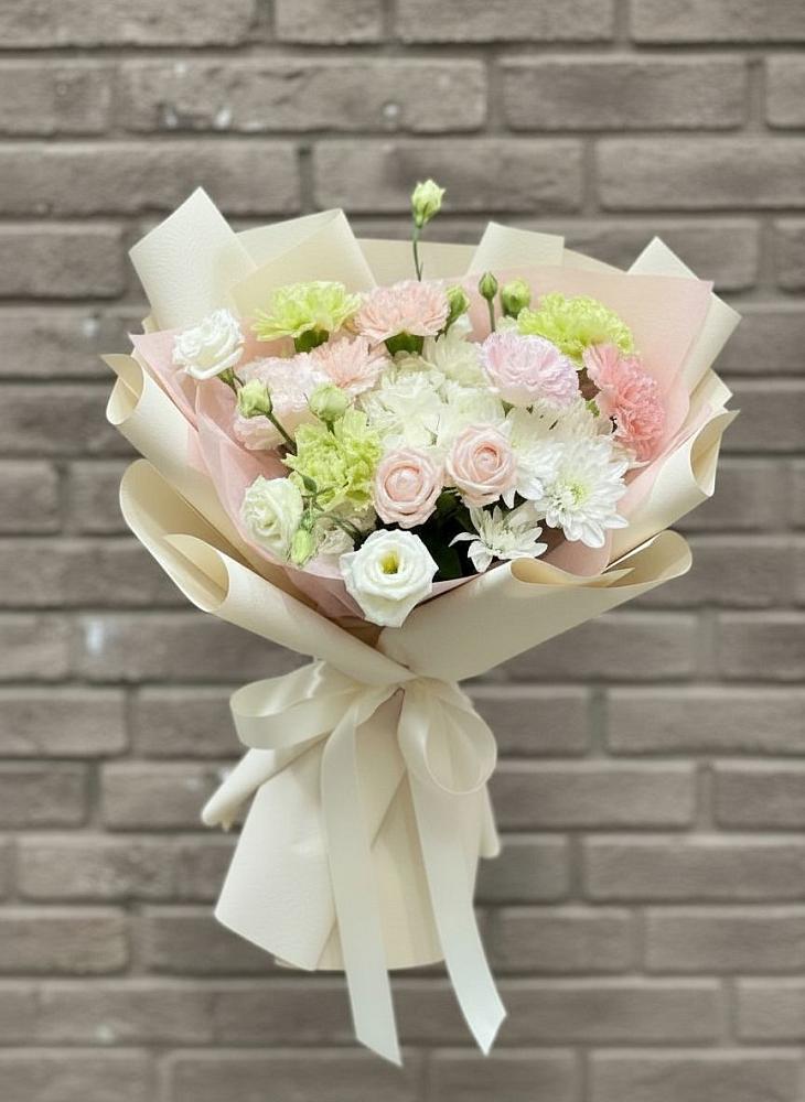 Букет цветов из: Гвоздики, Розы, Лизиантусы и Хризантемы в Мичурине Республика Дагестан