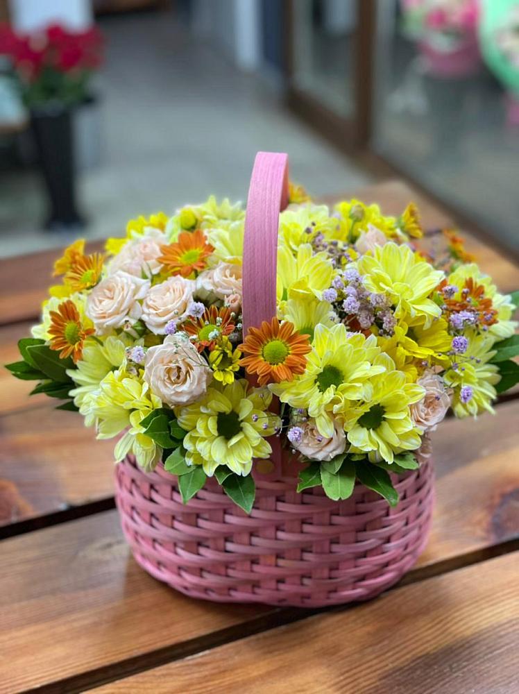 Цветочная композиция из Хризантемы и Розы в корзине в Мичурине Республика Дагестан