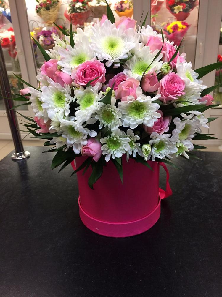 Цветочная композиция из Розы и Хризантемы в шляпной коробке в Мичурине Республика Дагестан