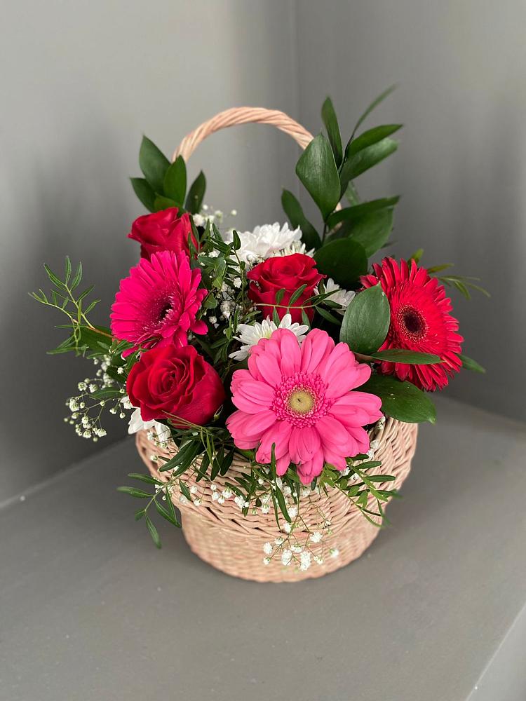 Цветочная композиция из Розы, Хризантемы и Герберы в корзине в Мичурине Республика Дагестан