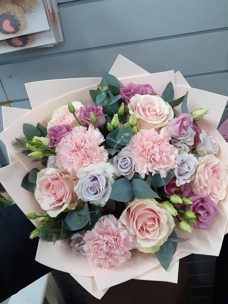 Букет цветов из: Розы, Гвоздики и Лизиантусы в Мичурине Республика Дагестан