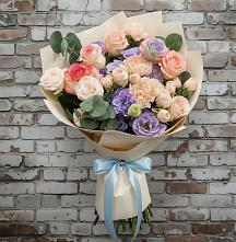 Букет цветов из:  Розы, Лизиантусы и Гвоздики в Мичурине Республика Дагестан