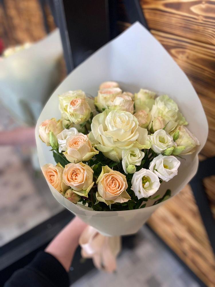 Букет цветов из: Розы и Лизиантусы в Мичурине Республика Дагестан